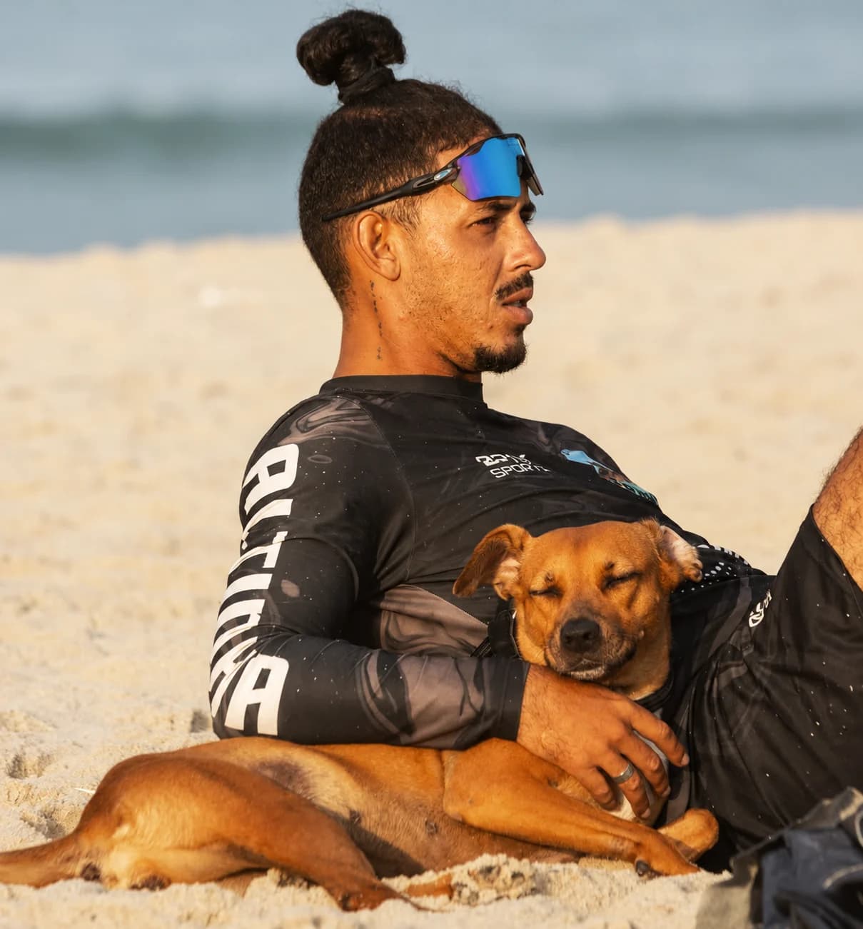 Wallace Samurai Costa na praia com um cachorro